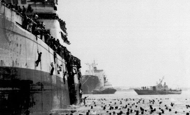 Illustration for article titled El día que 20.000 inmigrantes llegaron a Italia tras tomar un barco: la epopeya del Vlora